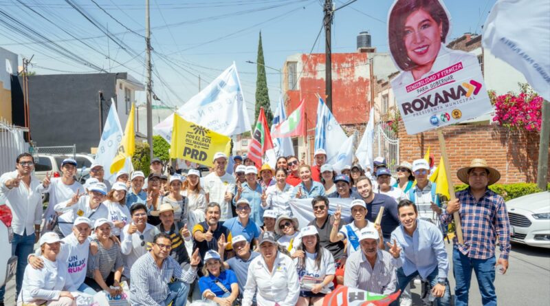 Roxana Luna visita fraccionamientos de Santiago Momoxpan