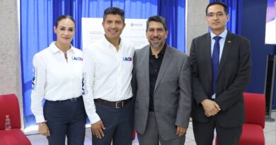 Lalo Rivera firma compromiso por una Educación con Rumbo