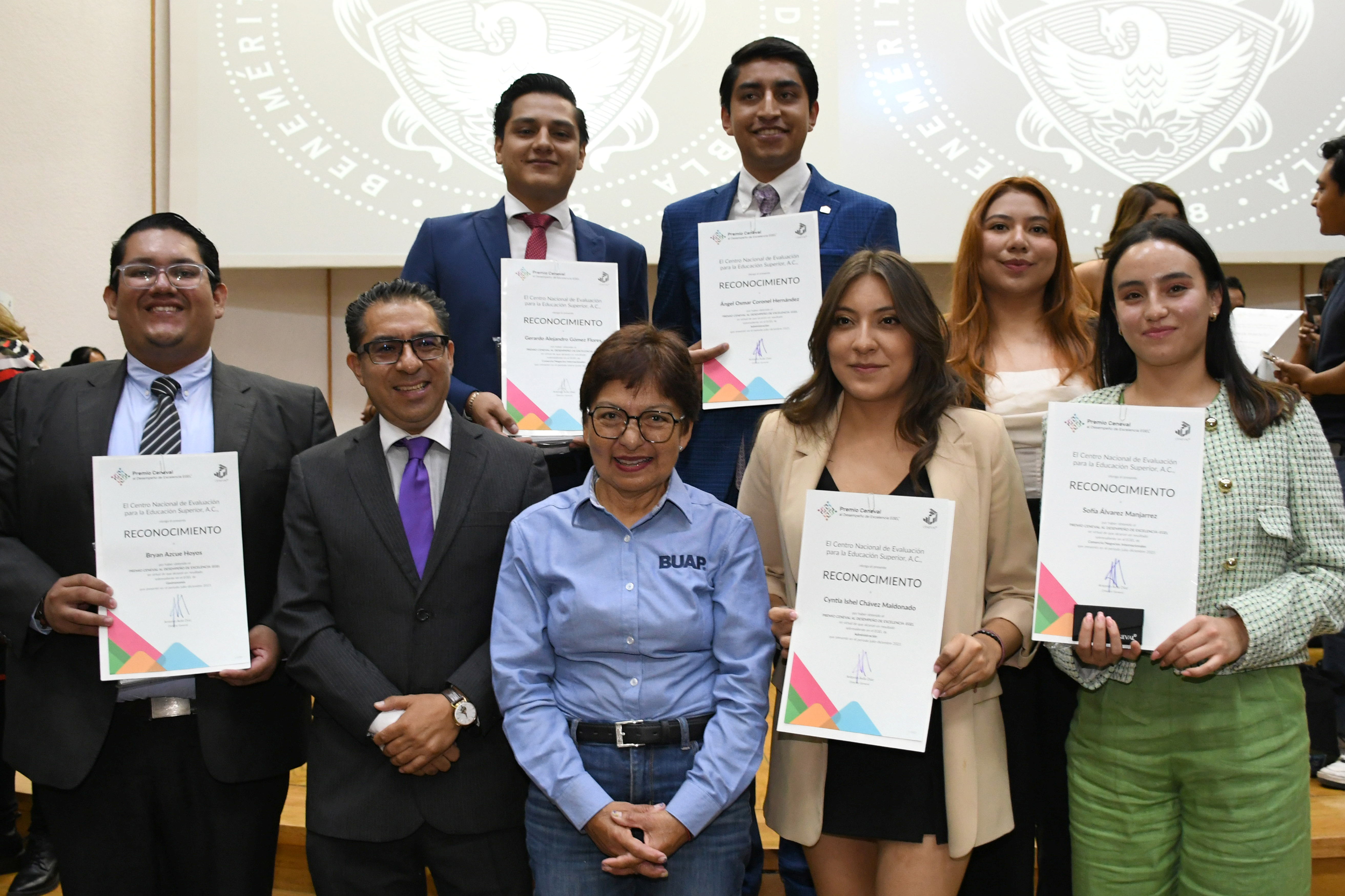 245 egresados BUAP reciben el Premio Ceneval 