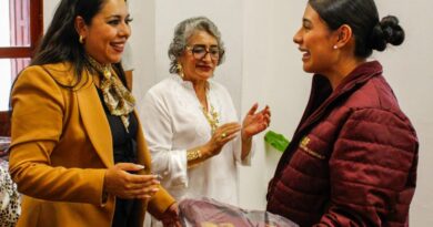 Entrega Tonantzin Fernández uniformes a personal del DIF Municipal