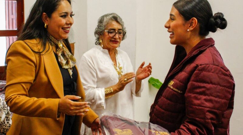 Entrega Tonantzin Fernández uniformes a personal del DIF Municipal