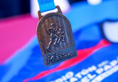 Presenta Lupita Cuautle playera y medalla de la 12ª edición del Medio Maratón del Día del Papá 2026