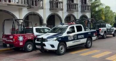 Mujer sin vida frente al palacio municipal