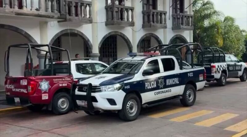 Mujer sin vida frente al palacio municipal