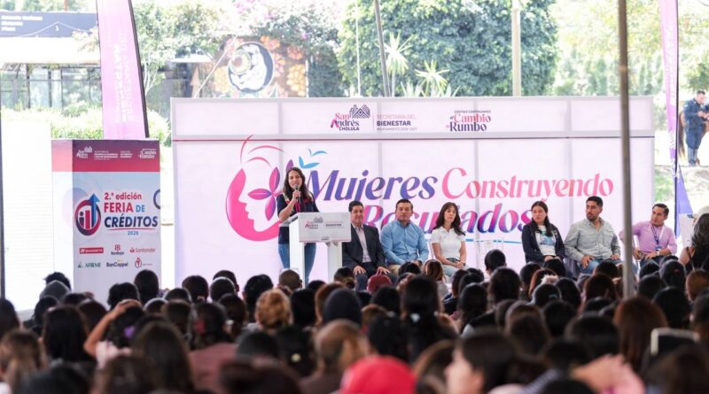 Lupita Cuautle entrega más apoyo y financiamiento para mujeres emprendedoras