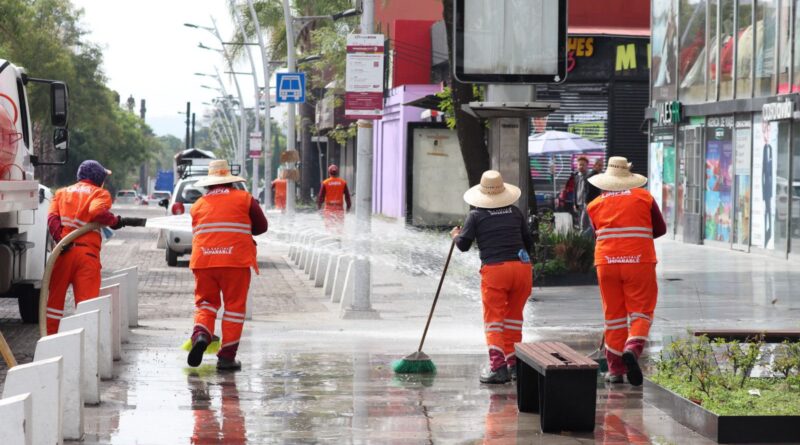 Gobierno de Pepe Chedraui mantiene limpios el zócalo y la Avenida Juárez tras el encuentro entre México e Inglaterra