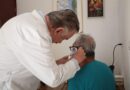 Benefician a personas adultas mayores con jornada de salud auditiva en Casa del Abue