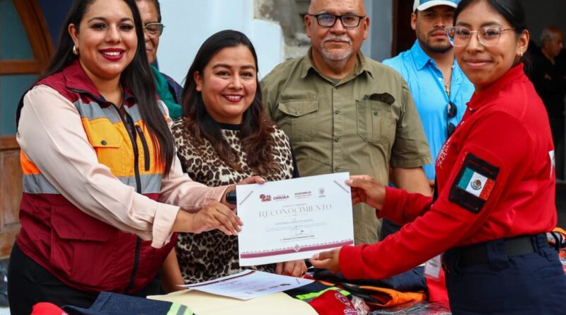 Tonantzin Fernández dignifica y reconoce la labor del cuerpo de Bomberos de San Pedro Cholula
