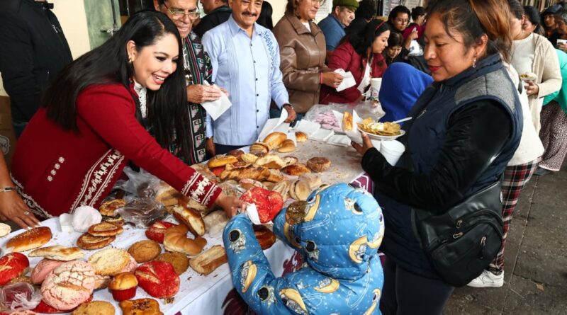 Entregan pan, café y chilaquiles a más de 3 mil artesanos que asisten al Trueque