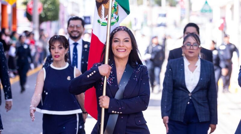 Encabeza Lupita Cuautle desfile cívico por CCXVI aniversario del inicio de la independencia