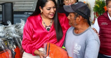 Tonantzin Fernández entrega 75 uniformes al personal de limpia